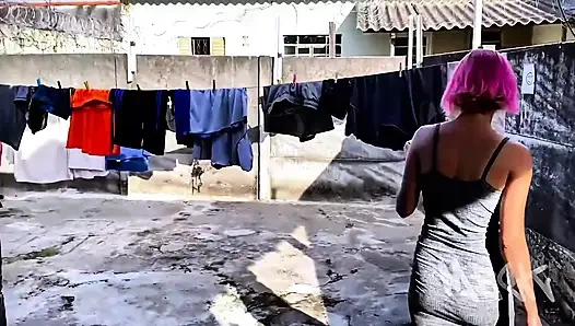 Saya pergi untuk menghabiskan beberapa hari di rumah seorang teman, dan saya menemukan temannya yang nakal melihat apa yang terjadi