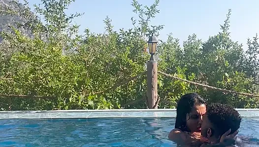 Untreu Zu Meinem Mann Mit Der Riesigen Nachbarin Yasmina Khan Im Pool