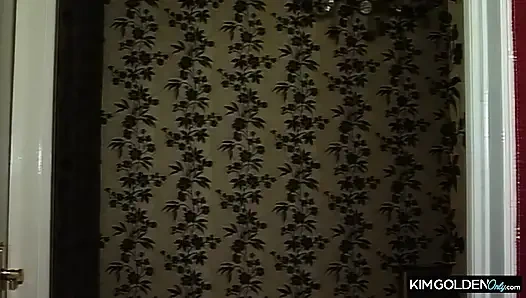 Sinnliche Dusche mit Stiefel und Blowjob