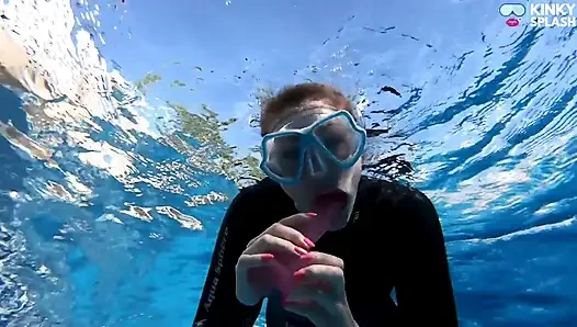 Wetsuit dildo di bawah air - neoprene lagi asik nyepong kontol sambil pakai masker