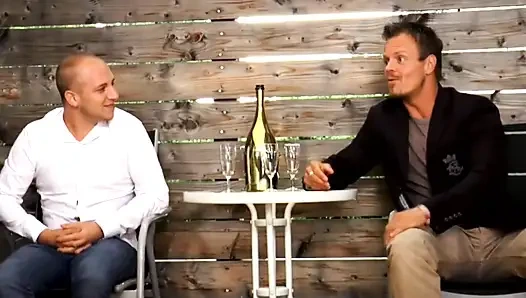 Pasangan swinger sepong kontol - adegan #03