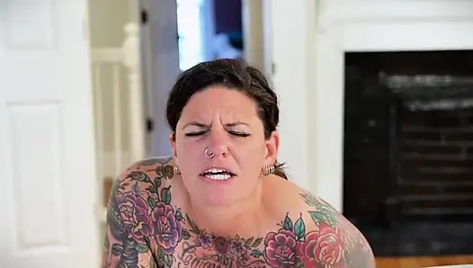 Carrie capri dientot gaya doggy habis-habisan sama mesin seks sampai muncrat banyak banget!