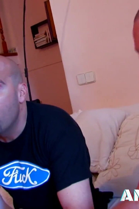 Studentkinja sa velikim dupetom crvenokosa Tania Tinejdžerka ima grub seks na kauču