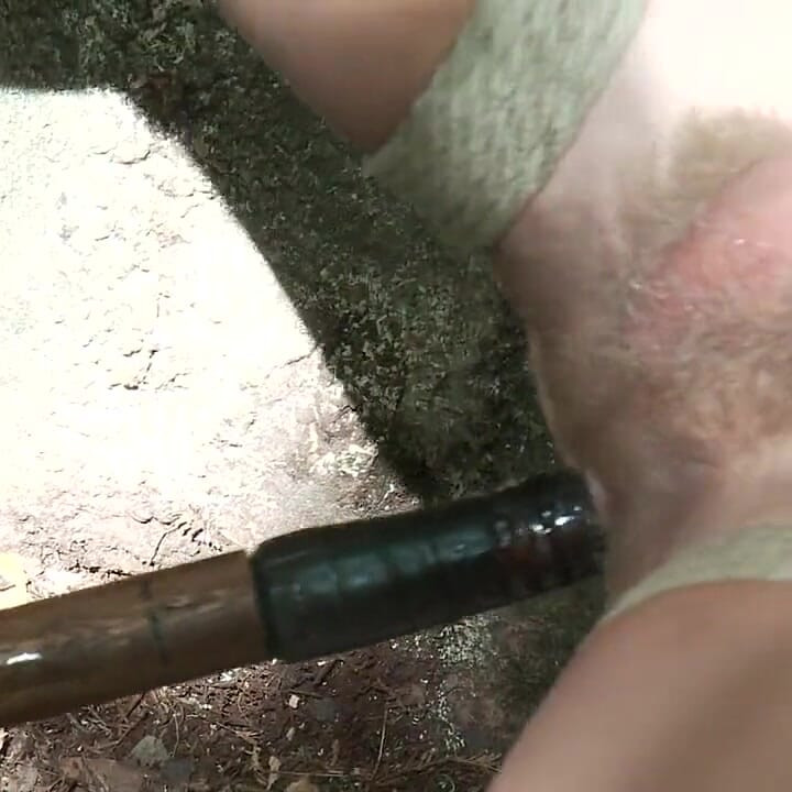 捕らえられたストレートジョックは深い森の中で彼のタイトなお尻を手に入れます