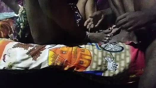 Chor ne chori karane aaya to bhabhi ne chor se boor chodane laga