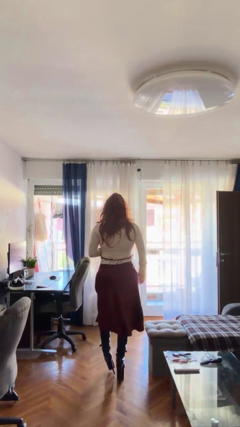 Crossdresser koji je šetao uokolo jako je uzbudio stan u visokim potpeticama i prekrasnim biserima i štiklama.