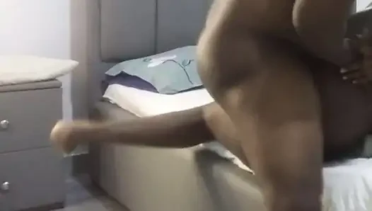 Dia menyetubuhiku, ibu tirinya menyetubuhiku gaya anjing sampai aku meremas memekku sampai kering, itu sehat.