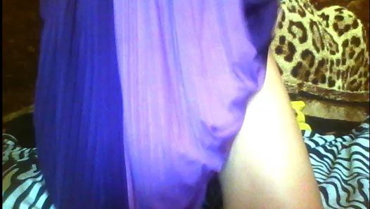 紫罗兰色连衣裙和绿色内裤，丁字裤和及膝袜和双插，大号假阳具插入阴户