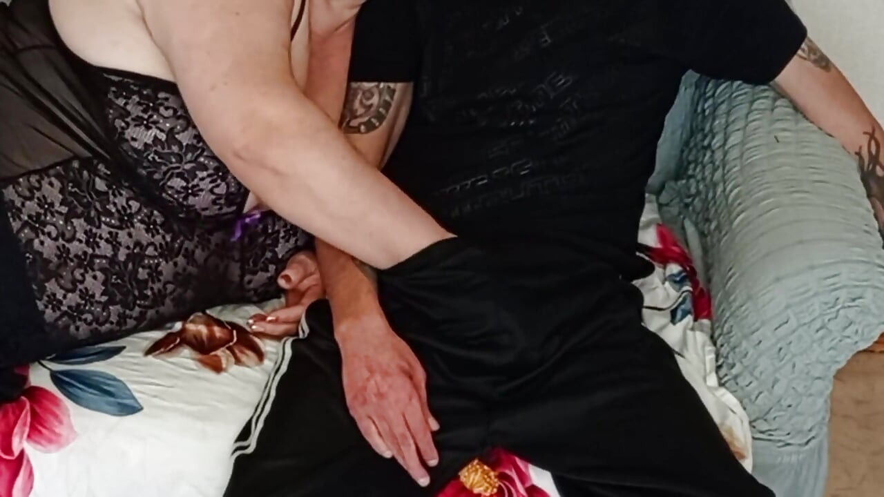 A Neighbor Gives a Deep and High-quality Blowjob Before My Cumshot in Her Mouth
