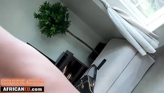 Bu zenci amatör bunun sadece iş olduğunu söyledi... Gelmeden önce hala amını tıraş ediyor