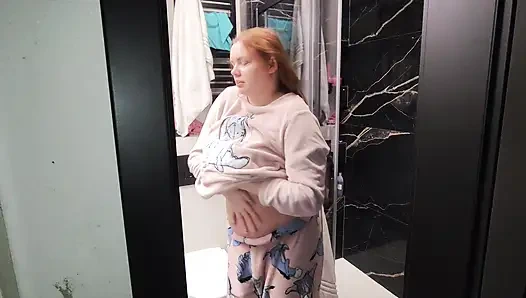 Üvey kız kardeşimin duşta amını yıkarken, çişini ve tıraşını izliyorum