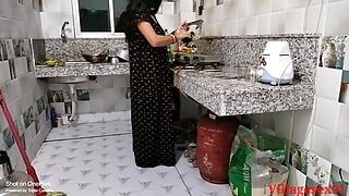 Une femme en robe noire fait l'amour dans la cuisine (vidéo officielle par villagesex91)