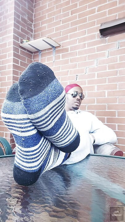 Dita dei piedi e incrocio della suole (2025)