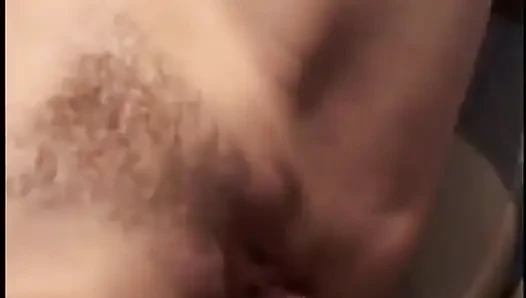 Sexy zierliche brünette nimmt dp beim gangbang mit muskulösen hengsten im freien