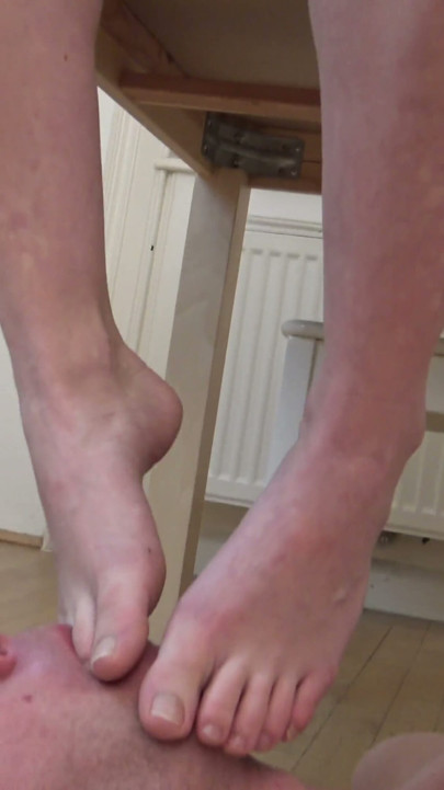 Toe sucker in the kitchen!