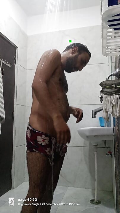 Indischer desi-polizisten stiefsohn bekommt dusche und masturbation genießen teil III