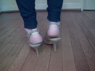 Chimeree 穿着凉鞋的脚