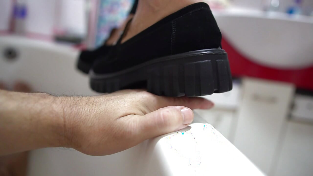 stepping on the hand in the bathtub
