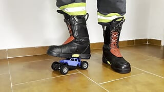 Vatrogasac zgnječi RC kamion s Haixom