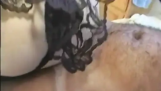 Брюнетка с кудрявыми волосами раздвигает молоко на большой член пожилого мужика после жесткого траха в ванной