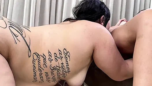 Der Mann meiner Freundin ist rausgegangen, um Brot zu kaufen, und der Cuckold hat keine Ahnung, dass sie mein Dessert Teil 2 sein wird