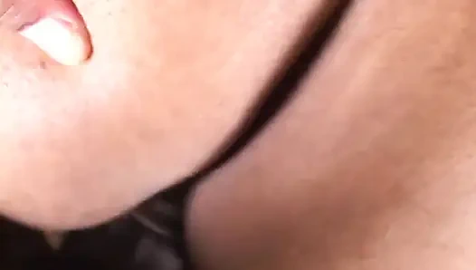 Süßes ebenholz-hottie Alize stöhnt vor vergnügen, als ein riesiger schwanz in ihren doggystyle auf dem bett penetriert