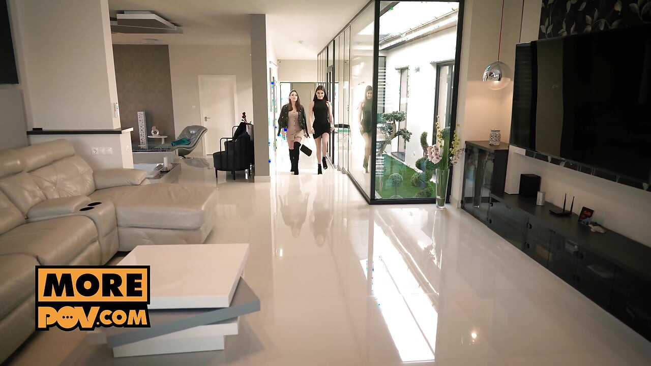 Pov sexo a três com putas de porra Stefany Kyler e Liya Silver
