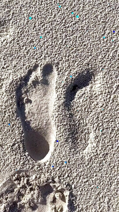 Membandingkan Saiz 16 Kaki Ke Cetakan Pasir Di Pantai