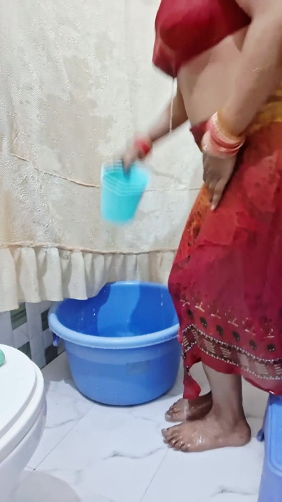 I have never seen such a video of sister-in-law bathing before. | Clip 1