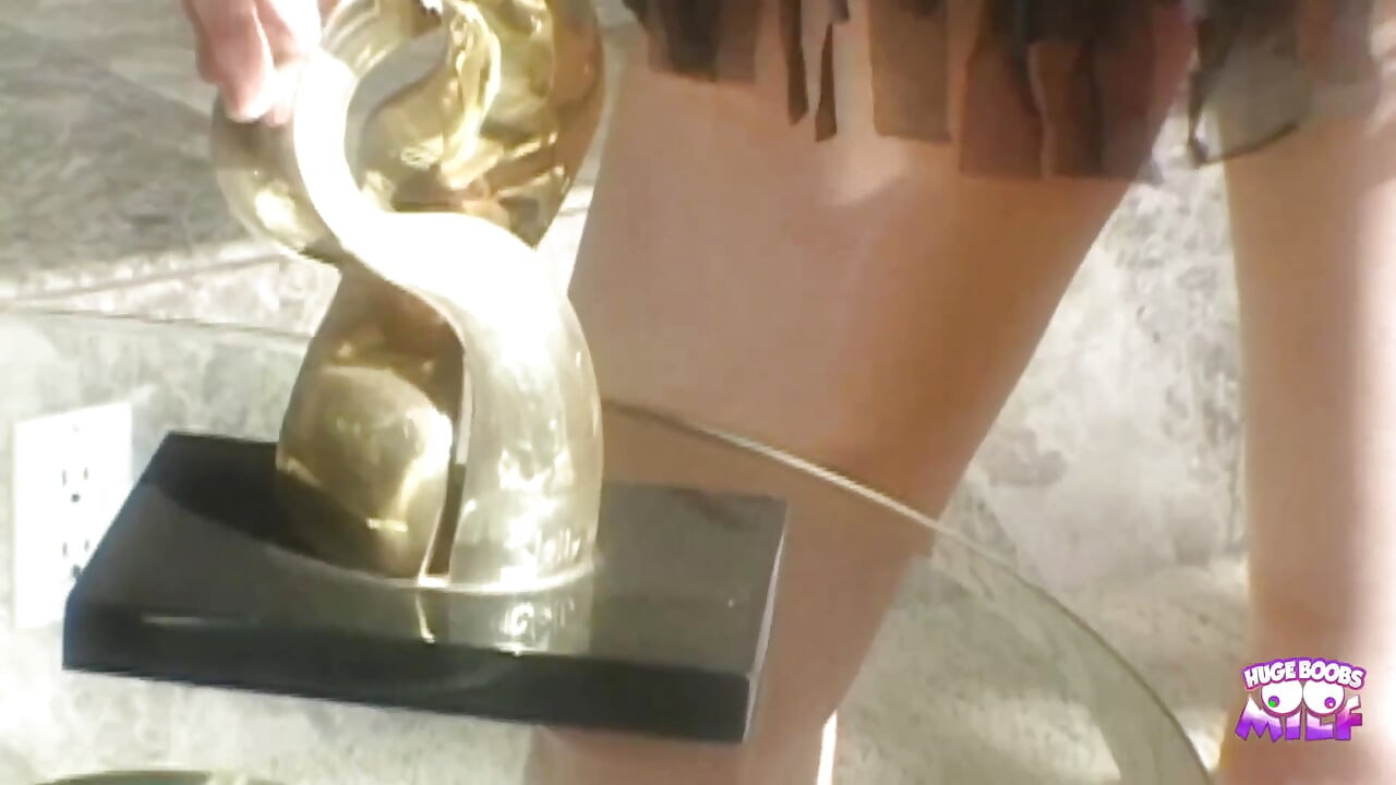 Ela estava sendo toda sensual e outras coisas, mas ela foi fodida em sua boceta com força