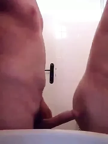 gay kabyle de Mekla Tizi ouzou baise un pass dans la douche