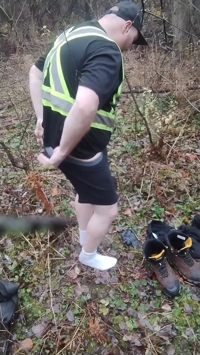 Impresionante momento de "Gordo autista chico se masturba y se corre en el bosque pt. 3"