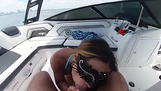 Fit orta yaşlı seksi kadının özel yatta oral seksi