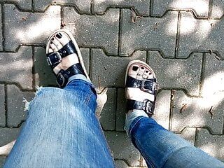 Meus pés em sandálias de plataforma sexy