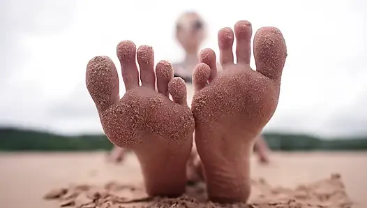 Verehre meine füße am öffentlichen strand und hol meine erlaubnis, zu kommen