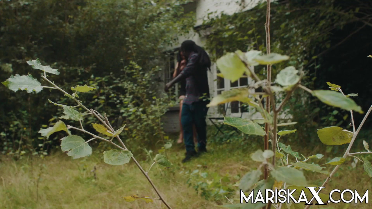 Mariskax mariska被她的丈夫提供给一个大黑鸡巴