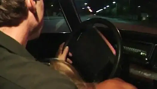 Versaute Taxifahrt: Heiße Blondine im Auto und auf dem Sofa