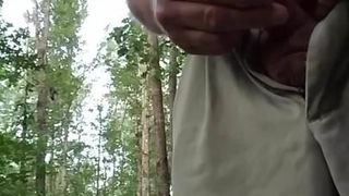 Masturbandosi nel bosco