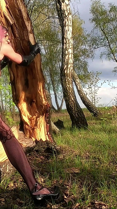 Morate podijeliti trenutak iz "Napaljena Sissy Stacy šeta terenom"