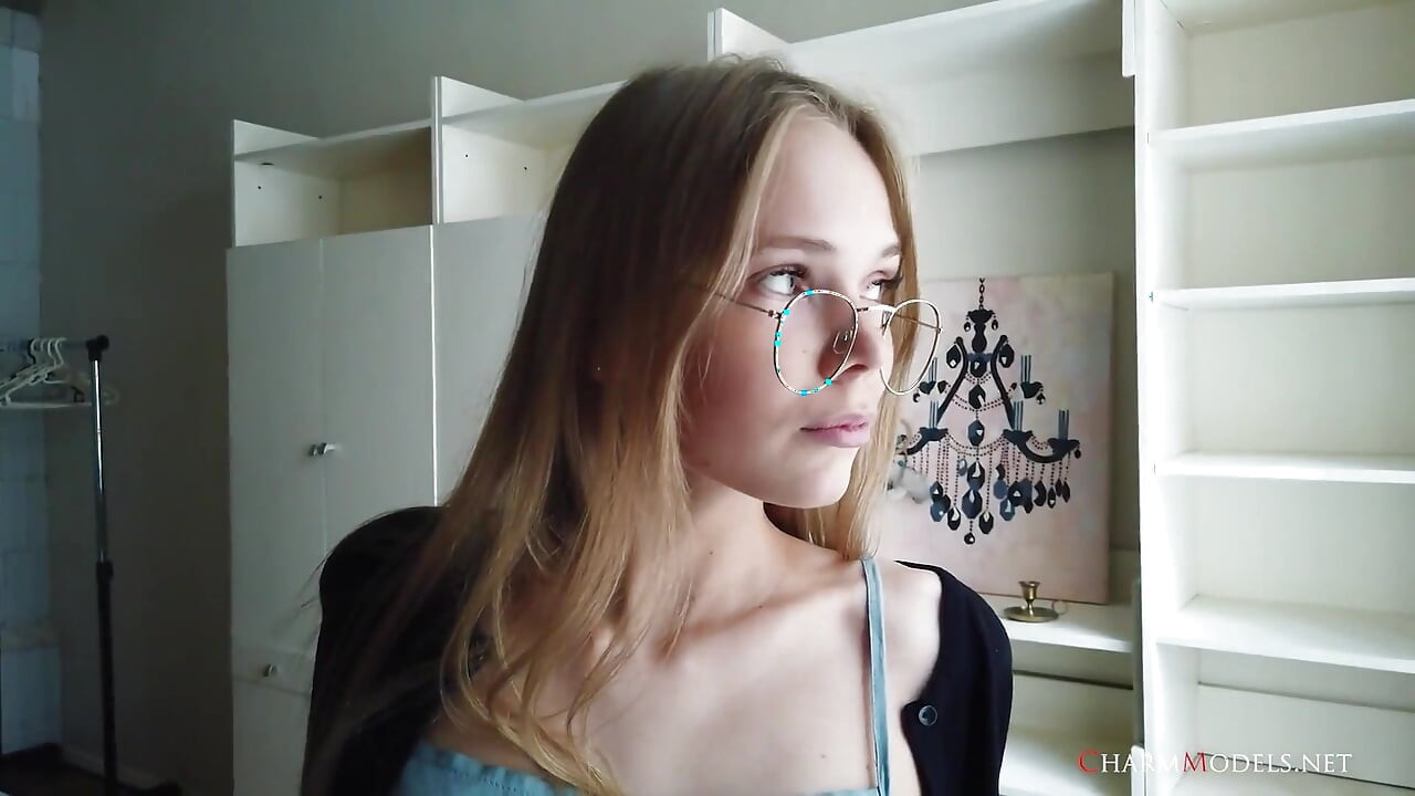 Seksi sarışın sekreter Luise önde gelen göğüs dekoltesi videosu