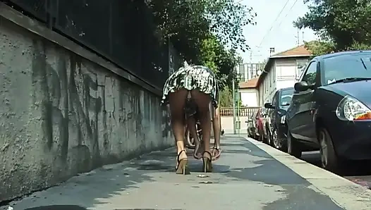 Hevesli kız ofiste mastürbasyon yapıyor