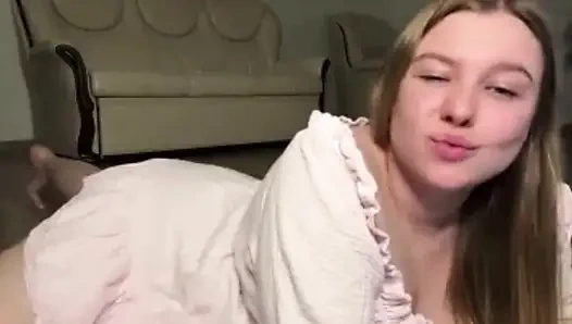 Jucielussie bermain dengan subur ke dalam memek