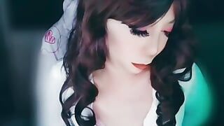 Une trans asiatique en maillot de bain sexy attend de faire un gangbang