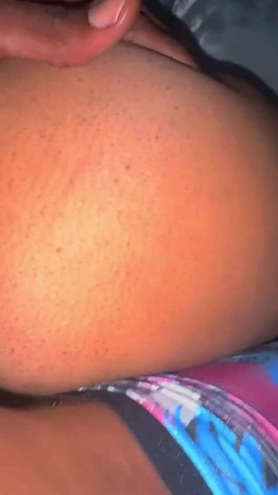 El hermanastro se acercó y golpeó mi crema | Clip 1