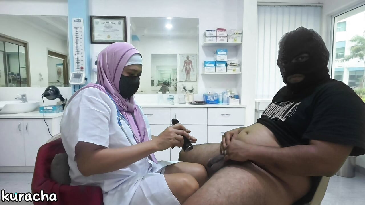 Tesettürlü doktor tıraş sırasında müşterinin kalın yarağını tıraş ediyor