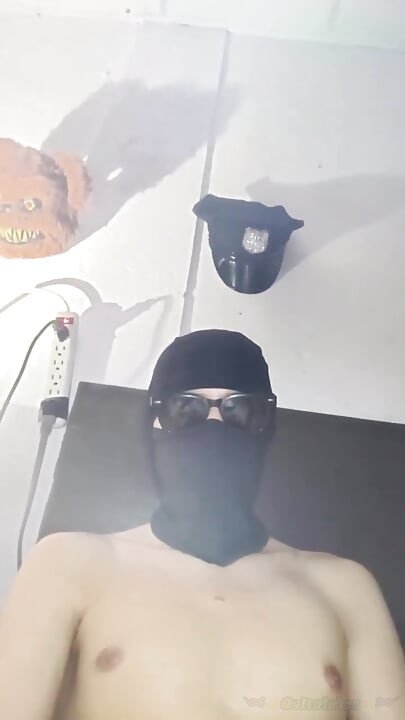 Salvadoran twink pulls his huge cock in front of the webcam
