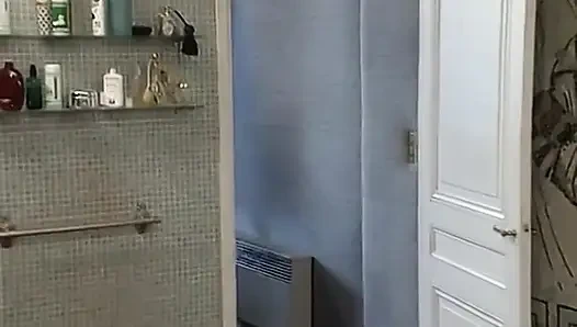 Блондинка с лобковыми волосами грызла в ванной