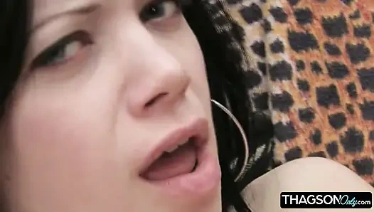 Ateşli esmer kızlar tutkulu lezbiyen seks yapıyor