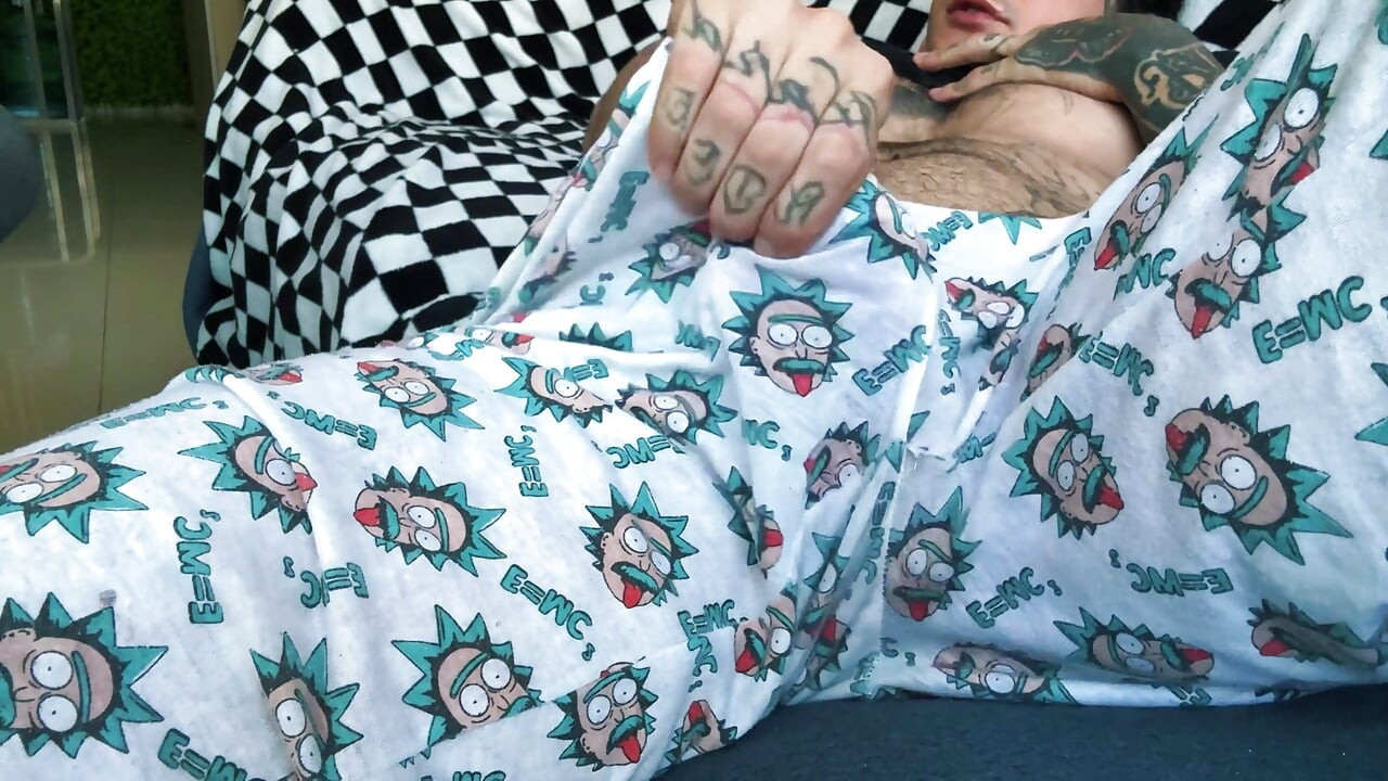 Giant zostaje zauważona przez Tiny Human podczas masturbacji i dotykania swojego ciała z perspektywy