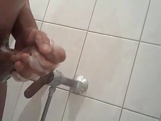 Făcând un duș și masturbare